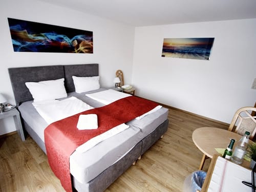 Boxspingbett, Tisch und Stuhl