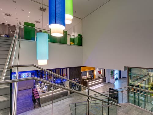 Eingangsbereich und Lobby mit Treppenaufgang