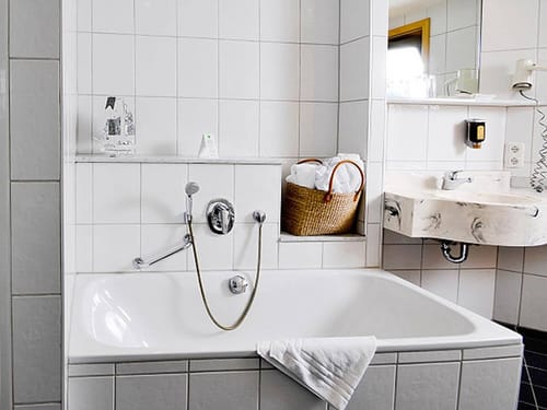 Helles Bad mit Badewanne und Waschbecken