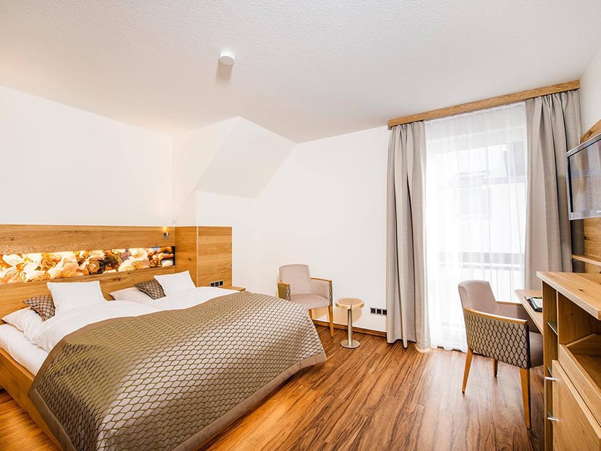 Modernes und helles Doppelzimmer mit Doppelbett und TV