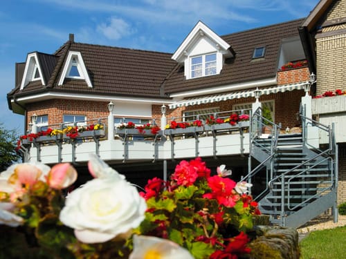 Landhotel Buller bei Sonnenschein am Tag