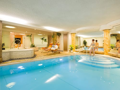 Großer Indoor-Pool im Wellnessbereich