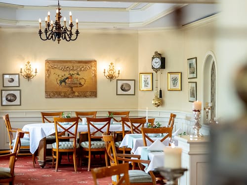 Speisesaal mit vielen gedeckten Tischgruppen