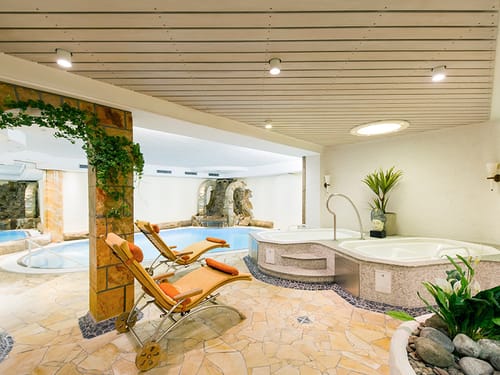 Wellnessbereich mit Indoor-Pool und Entspannungsbad