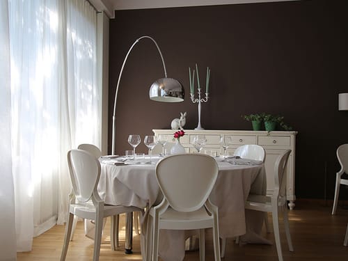 gedeckte Tische im Restaurant