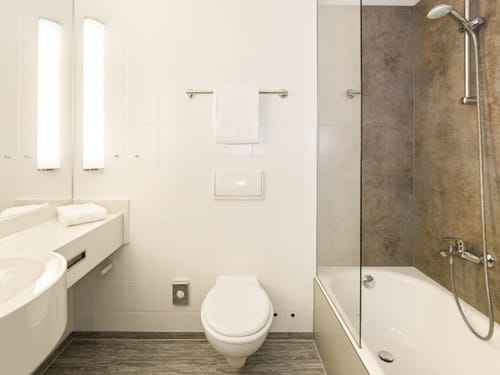 Duchwanne, Waschtisch, Wandspiegel und WC
