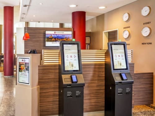 Best Western Plus Hotel Dresden – Moderner Self-Check-in in der Hotellobby