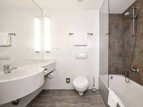 Elegantes Hotelbad mit Badewanne und Dusche – komfortables Badezimmer