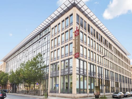 Ansicht Hotel bei Tag