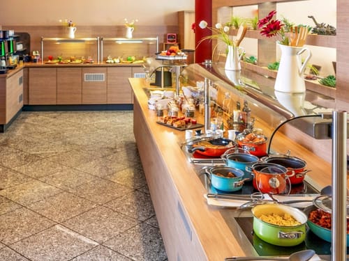 Hotel Frühstücksbuffet – Warme Speisen und frische Zutaten am Morgen
