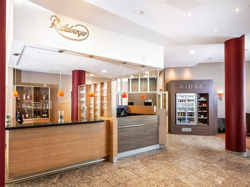 Hotelbar und Kiosk mit Radeberger – Moderner Gastronomiebereich im Hotel