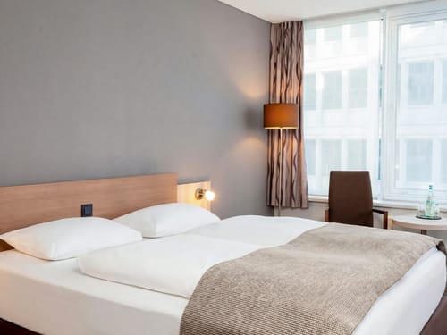 Komfortables Doppelzimmer im modernen Hotel mit stilvollem Interieur