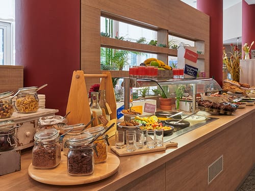 Speisenbuffet mit einer reichhaltigen Auswahl