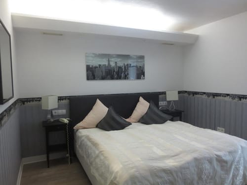 einfaches Doppelzimmer mit Boxspringbett