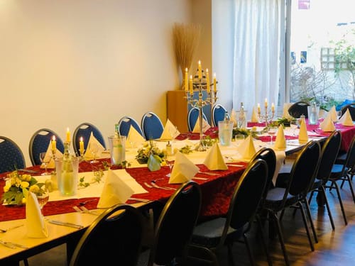 lang gedeckte Tafel im Restaurant