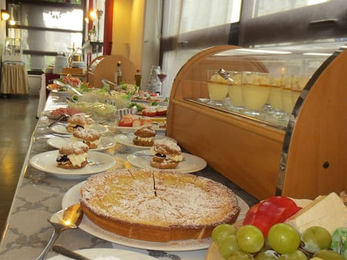 verschiedene Süßspeisen, Salate und Finger Food am Buffet