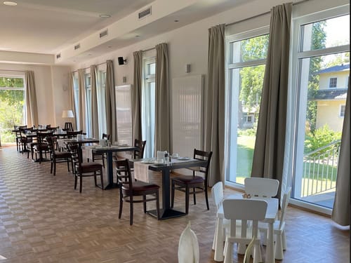 modern gestalteter Frühstücksraum mit einzelnen Tischgruppen
