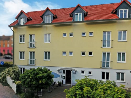 Hausansicht bei Sonnenschein