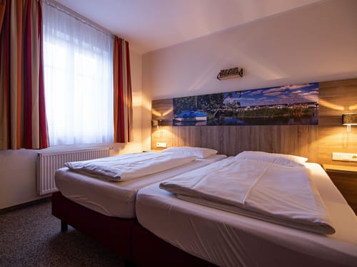 modernes Doppelzimmer mit Twinbett