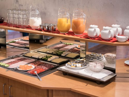 Buffet am Morgen mit Säften, Wurst und Käse