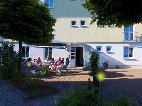 Aussenterrasse mit Gartenmöbeln