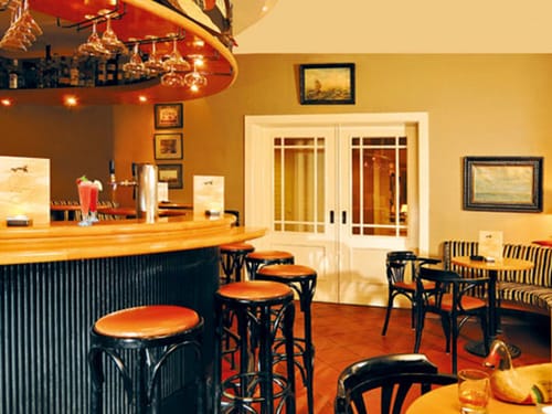 Hotelbar mit Barhockern, Tischen und Sitzbänken