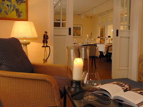 Salon mit Sessel, Stehlampe und Tisch