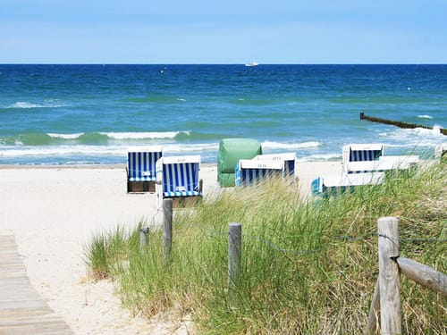 Strandkörbe am Sandstrand