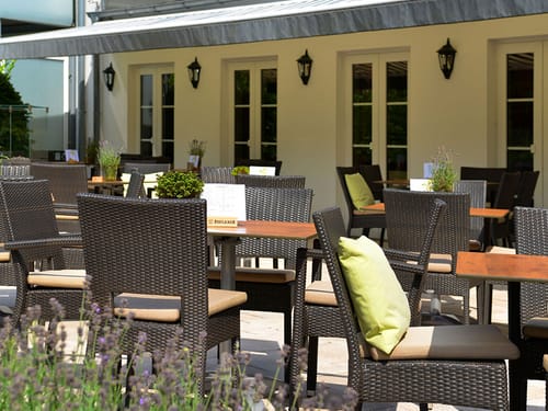 Außen Terrasse mit Gartenmöbeln und Tischen