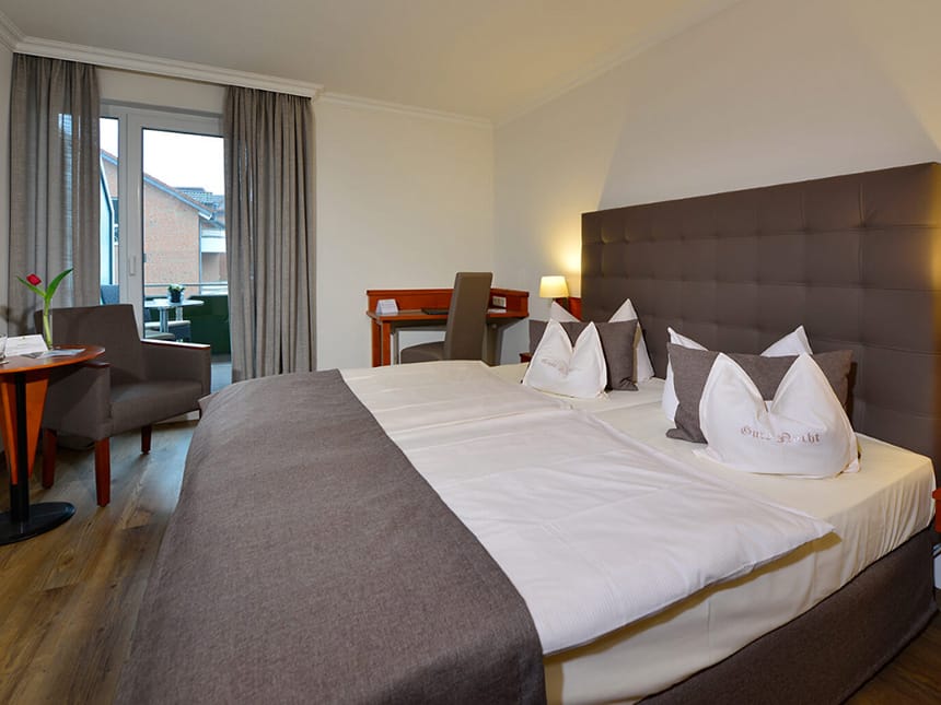 Doppelzimmer Standard mit Box Sprinbett, Sitzecke und Balkon