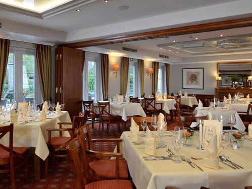 Hotel Restaurant mit weiß eingedeckten Tischen