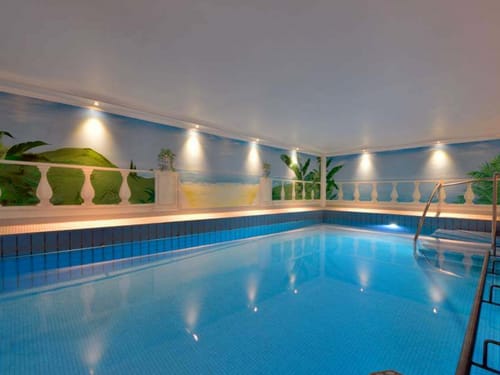 Indoor Pool in der Wellnesslandschaft
