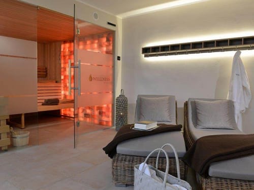 Wellnesslandschaft mit Sauna und Ruhebereich