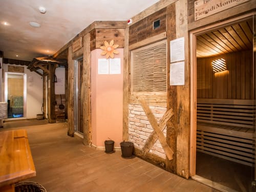 Rustikale Sauna im Wellness-Bereich eines Spas mit Holzdesign.