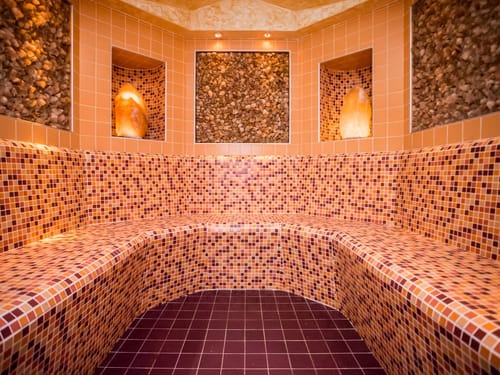 Gemütliches Dampfbad mit Mosaikfliesen und Salzleuchten
