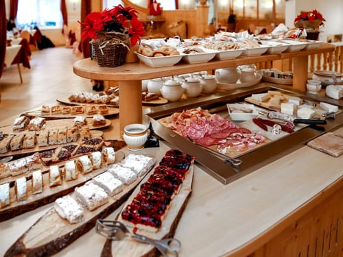 Reichhaltiges Frühstücksbuffet mit Aufschnitt und Gebäck