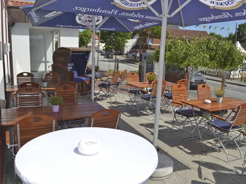 Terrassenmöbel und Strandkorb im Biergarten