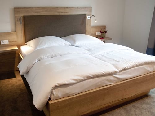 Doppelbett mit Ablage