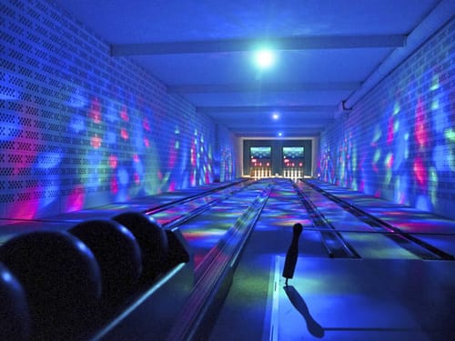 bunt beleuchtete Kegelbahn