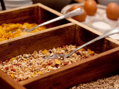 verschiedene Müsliangebote am Buffet