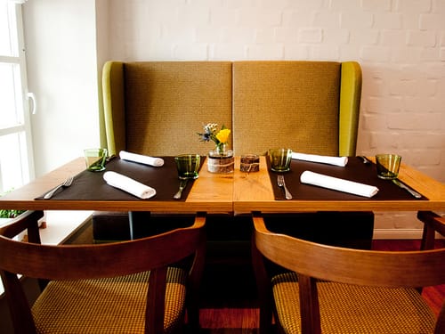 Sessel, Tisch und zwei Stühle im Restaurant