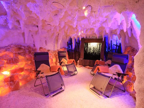 Salzgrotte mit Relaxliegen