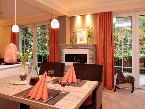 eingedeckter Tisch am Kamin im Restaurant