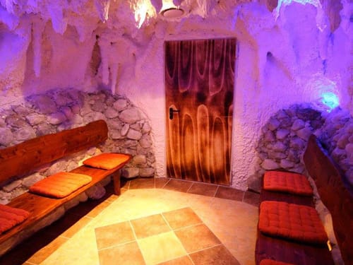Sitzmöglichkeiten in der Salzgrotte
