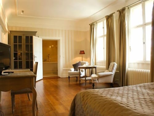 Helle Suite mit, Schreibtisch,TV und Sitzgruppe