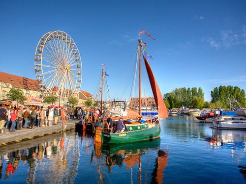 Hafen von Waren bei Sonnenschein