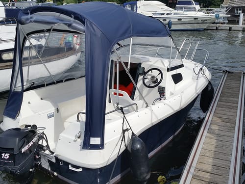 Kajütboot im Hafen