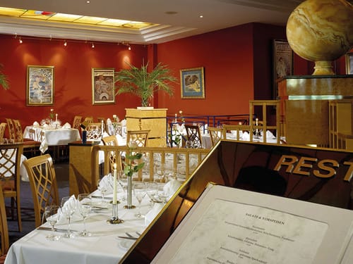 Hotelrestaurant mit festlich eingedeckten Tischen