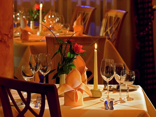 gedeckter Tisch für ein Candle-Light Dinner