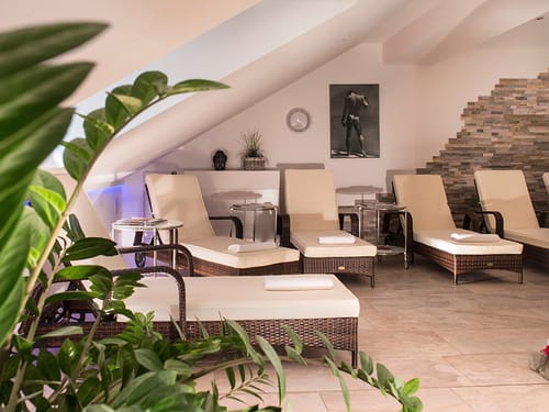 Relaxliegen im Wellnessbereich